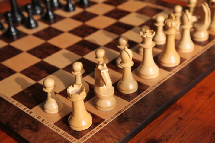 O jogo de xadrez é disputado em um tabuleiro como o da imagem a